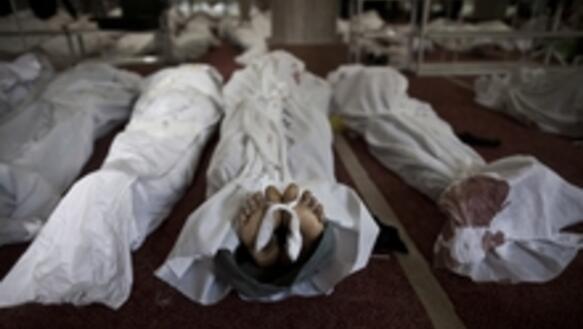 Aufgereihte Leichen in einer Moschee im Stadtteil Rabaa al-Adawiya in Kairo am 15.08.2013