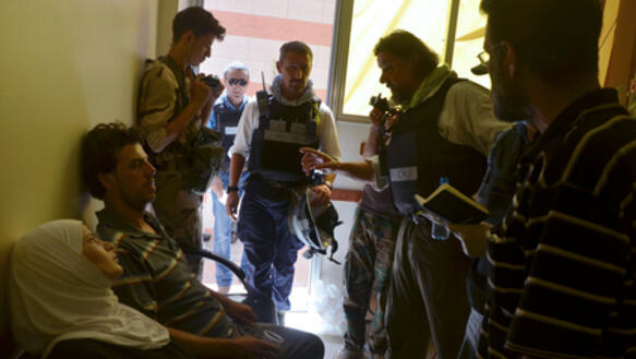 UN-Chemiewaffeninspektoren während ihrer Ermittlungen am 28.08.2013 in Zamalka, einem Vorort der syrischen Hauptstadt Damaskus