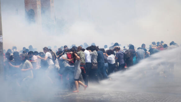 Die Polizei ging am 31. Mai 2013 mit Trängengas und Wasserwerfern gegen Demonstrierende auf dem Taksim-Platz in Istanbul vor