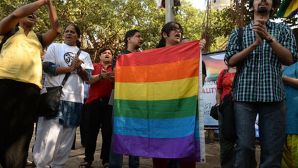 Aktivistinnen und Aktivisten protestieren am 11. Dezember 2013 in Mumbai gegen homophobe Gesetze