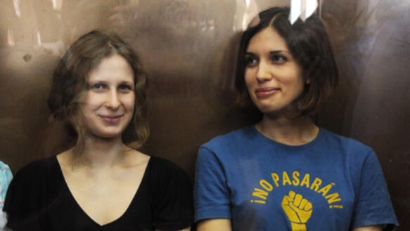 Maria Aljochina (links) und Nadeschda Tolokonnikowa während des Prozesses in Moskau am 17. August 2012