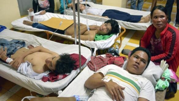 Nach Zusammstößen mit der Polizei werden verletzte Textilarbeiter in einem Krankenhaus in Phnom Penh behandelt, 03.01.2014