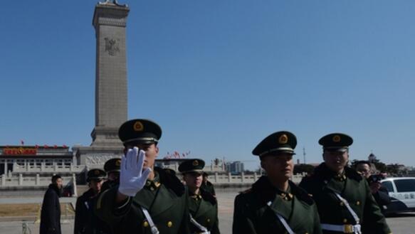 Polizisten auf dem Platz des Himmlischen Friedens in Peking im März 2014