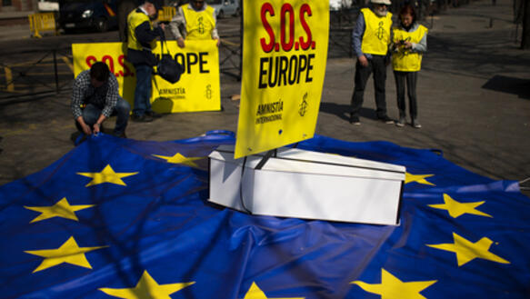 Amnesty-AktivistInnen protestieren am 20.3.2014 in Madrid gegen die Einwanderungs- und Asylpolitik der EU