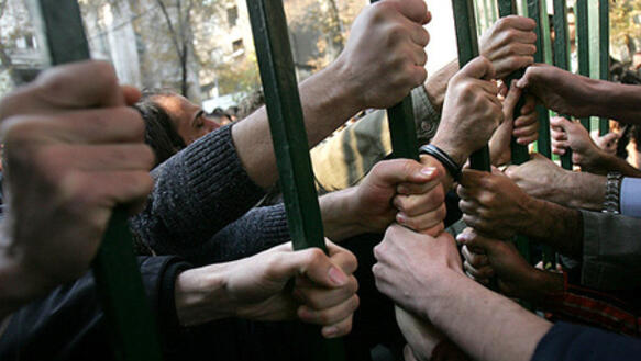 Während Demonstrationen im Dezember 2006 wird Studierenden der Zugang zur Universität in Teheran verweigert