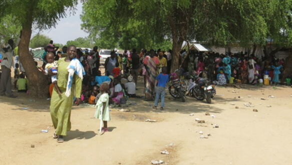 Südsudan: Männer, Frauen und Kinder suchen Schutz im Flüchtlingscamp in Bor im März 2014