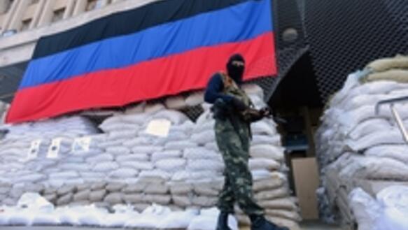 Ein bewaffneter Separatist vor einem besetzten Gebäude in der ostukrainischen Stadt Slowjansk am 23. April 2014 