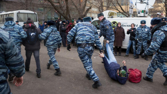 Festnahme eines Unterstützers der "Bolotnaja-Gefangenen" vor dem Gerichtsgebäude in Moskau im Februar 2014