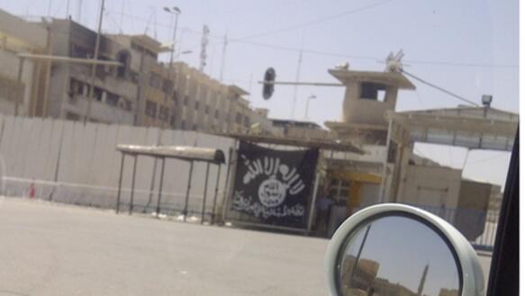 Die Flagge der bewaffneten Gruppierung Islamischer Staat (IS). Das Foto wurde in der irakischen Stadt Mossul aufgenommen.