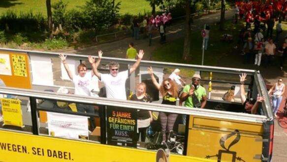 Auch beim diesjährigen Christopher Street Day in Köln war das Amnesty-Mobil dabei. 