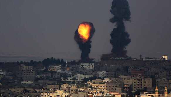 Nach einem israelischen Luftangriff auf den Osten von Gaza-Stadt steigt über dem Viertel Al Shejaeiya Rauch auf, 22. Juli 2014