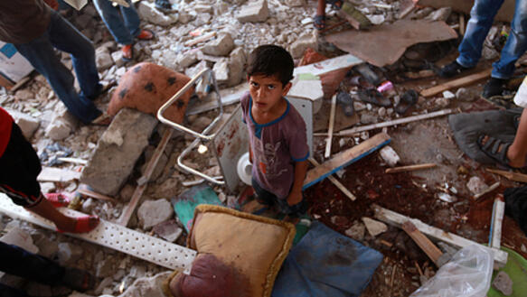 Gaza: Palästinenser inspizieren die UN-Schule, die in der Nacht zum 30. Juli 2014 bombardiert wurde.