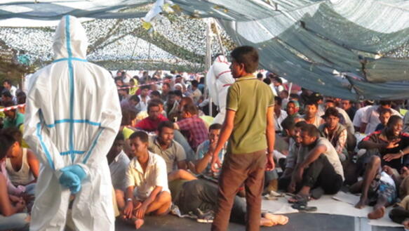 Migranten und Flüchtlinge auf der "Virginio Fasan", die im Zuge der Operation "Mare Nostrum" viele Menschen gerettet hat