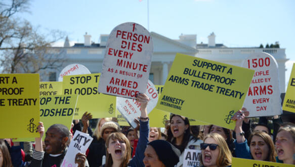 Demonstranten von Amnesty International beim Protest für eine globale Waffenkontrolle in Washington D.C. 2013 
