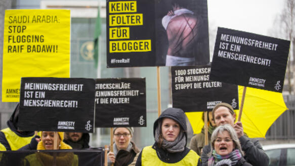 Freiheit für Raif Badawi: Protest-Aktion vor der saudi-arabischen Botschaft in Berlin