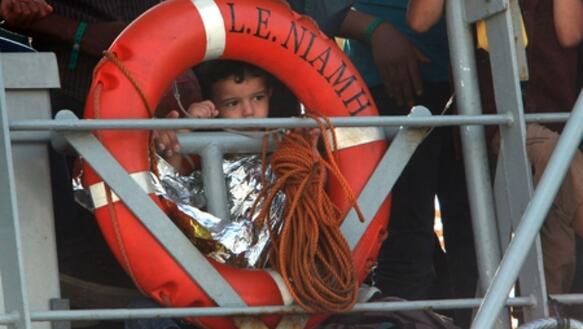 Diesen Jungen und 521 andere Menschen konnte ein Schiff des irischen Militärs im Juli von einem Boot retten