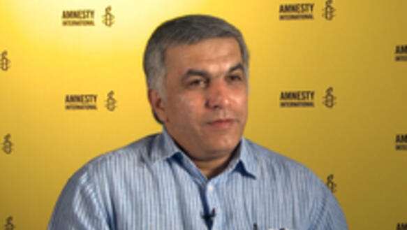 Nabeel Rajab vor einer Amnesty Pressewand