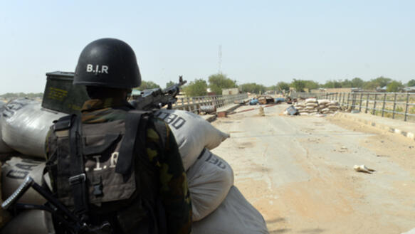 Ein kamerunischer Soldat steht Wache an der Grenze zu Nigeria (Februar 2015)
