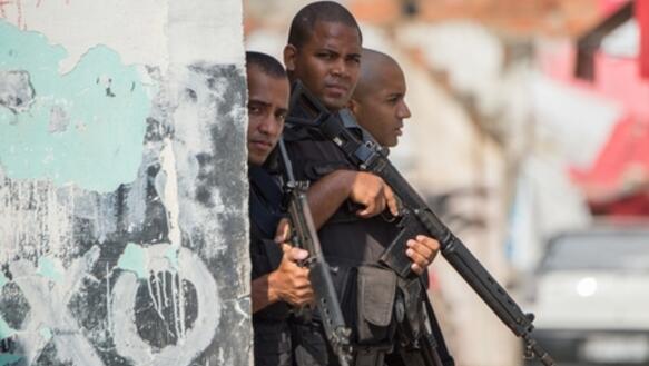 Brasilianische Polizisten auf Patrouille in der Favela Chuveirinho in Rio de Janeiro (März 2015)