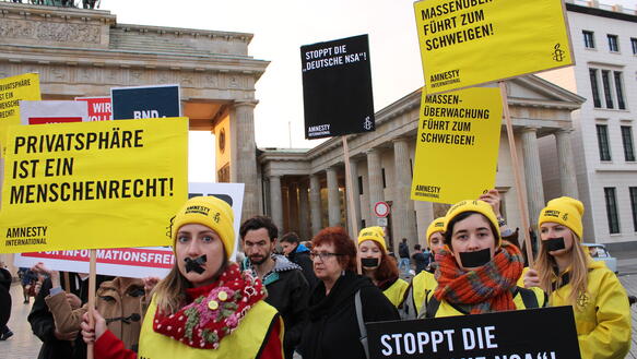 Amnesty klagt in Karlsruhe für den Schutz der Privatsphäre