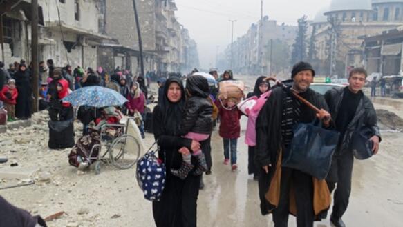 Einwohnerinnen und Einwohner Aleppos fliehen vor den Kämpfen im Stadtviertel Bustan al-Qasr am 13. Dezember 2016