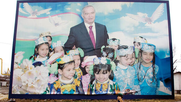 Alle Parteien unterstützen den Staatspräsidenten. Wahlplakat von Islam Karimow