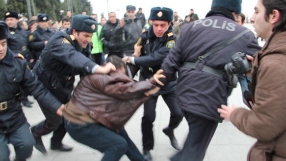 Polizisten nehmen bei Protesten am 12. März 2011 in Baku einen Aktivisten fest
