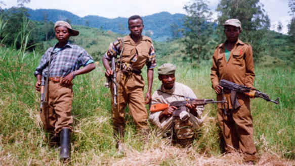 Am Ende landen besonders Kleinwaffen in den Händen von Kindersoldaten