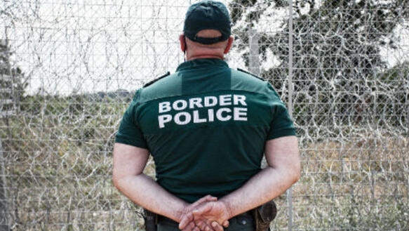 Kein Vorbeikommen: Ein Grenzpolizist auf Patrouille am neuen Grenzzaun bei Golyam Dervent (Bulgarien)