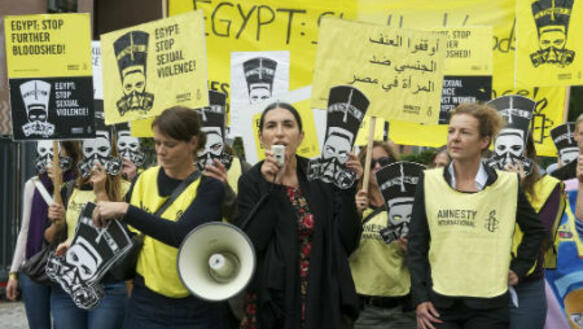 Amnesty-Aktion vor der ägyptischen Botschaft in Berlin am 19.08.2013 (Bildmitte: Amnesty-Generalsekretärin Selmin Çalışkan)