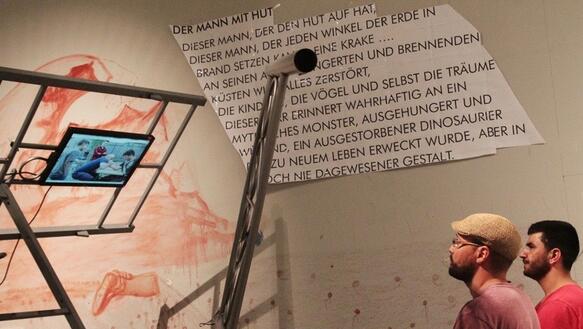 Die Kuratoren Aymen und Dachil in der Ausstellung daHEIM im Berliner Museum Europäischer Kulturen