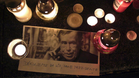 "Danke für alles, Herr Präsident": Mit Gedenkkarten und Kerzen nehmen die Menschen in Tschechien Abschied von Vaclav Havel