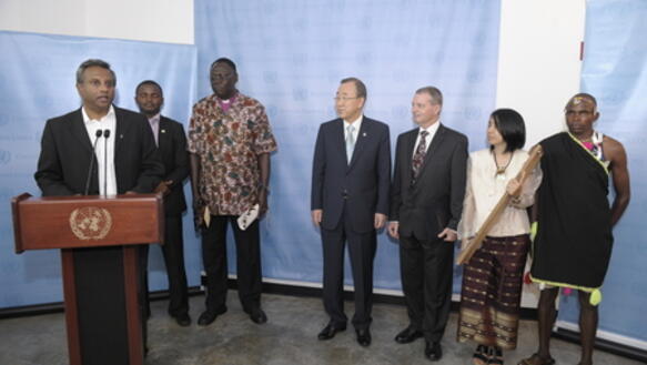 Amnesty-Generalsekretär Salil Shetty (links) bei der Übergabe der Unterschriften an die UNO in New York