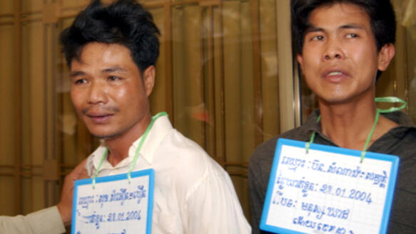 Born Samnang (rechts) und Sok Sam Oeun nach ihrer Verhaftung am 24. Januar 2004