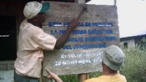  Schild, das Jiguamiandó als afro-kolumbianisches Land ausweist