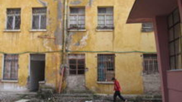 Ein Schulgebäude dient ehemaligen Heimkindern als Unterkunft, Tirana, Albanien
