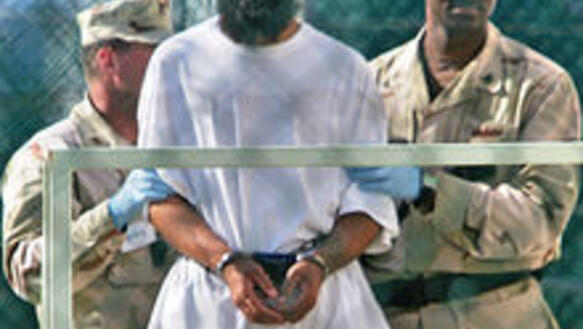 US-Soldaten eskortieren Guantánamo-Häftling im Camp Delta
