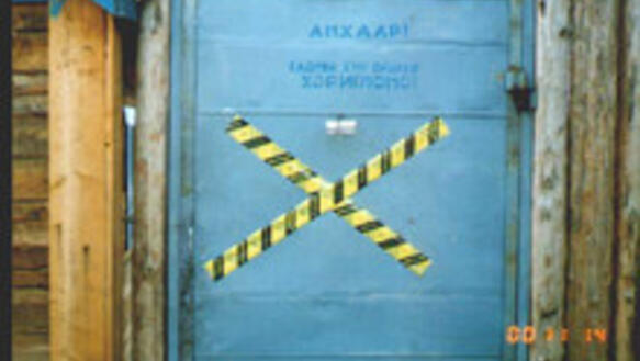 Folterfrei-Tape auf der Tür eines mongolischen Haftzentrums