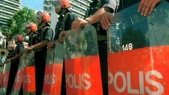 Polizisten in Malaysia: Mit Schild und Schlagstöcken bewaffnet