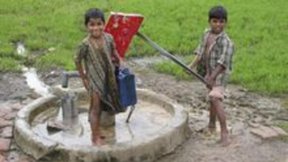 Kinder fördern Wasser aus einem verseuchten Brunnen in Bhopal, 2004.