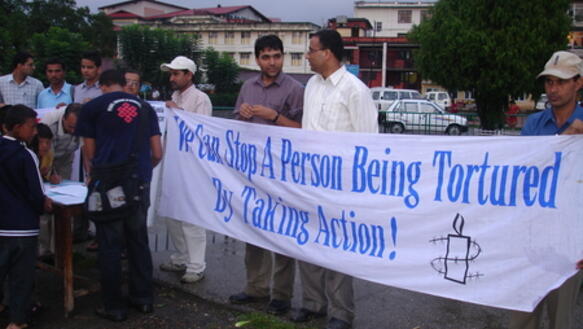 Aktivisten der nepalesischen Amnesty-Sektion bei einer Mahnwache gegen Folter in Kathmandu, 2005
