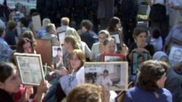 Frauen demonstrieren 2004 wegen Vermissten