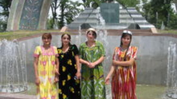 Junge Frauen aus Dushanbe, Tadschikistan, 2009