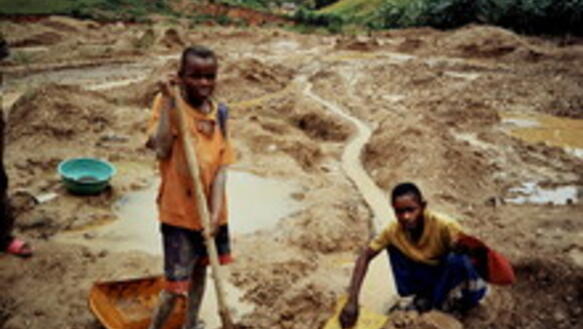 Kinderarbeit ist noch immer weit verbreitet: Zwei Jungen in einer Goldmine in Twangiza