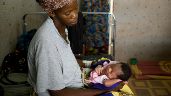 Mutter mit ihrem Kind in einem Krankenhaus in Ouahigouya in Burkina Faso, einem Land mit hoher Müttersterblichkeitsrate