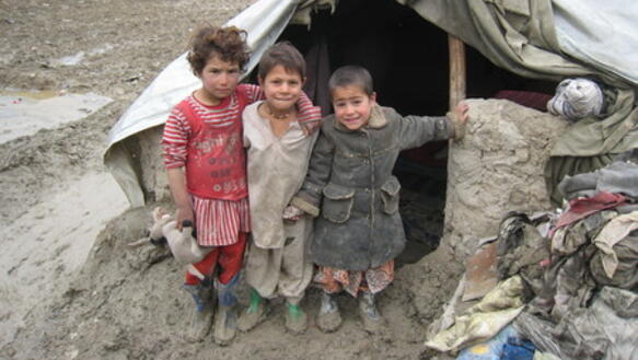 Kinder vor einer selbstgebauten Behausung im Slum Chaman-e-Babrak in Kabul