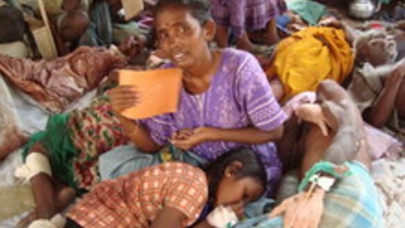 Zivilisten eingekesselt zwischen Kilinochchi und Mullaitivu während des Bürgerkrieges in Sri Lanka.