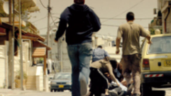 Am Boden. Filmszene aus "Ajami"