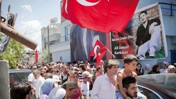 "Taksim ist überall." Solidaritätsdemonstration vor dem Haus der Familie Korkmaz.