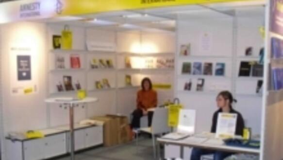 Auch 2011 konnten sich Interessierte auf der Frankfurter Buchmesse über die Arbeit von Amnesty International informieren.
